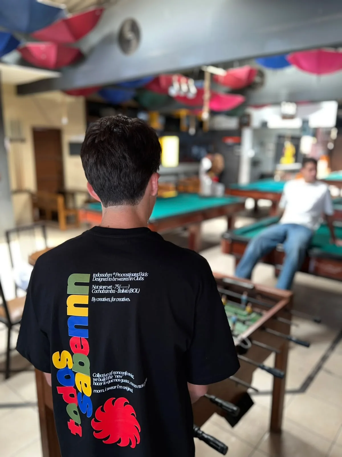 CLUBS SHADOW en la calle, detalle