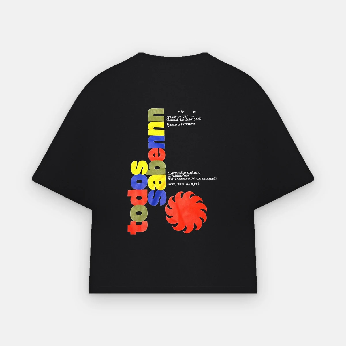 espalda de CLUBS SHADOW: todos sabennn en tipografía pesada rotada a gran escala en rojo, azul, verde y amarillo con el símbolo del sol rojo y cinco bloques de texto pequeño en itálica